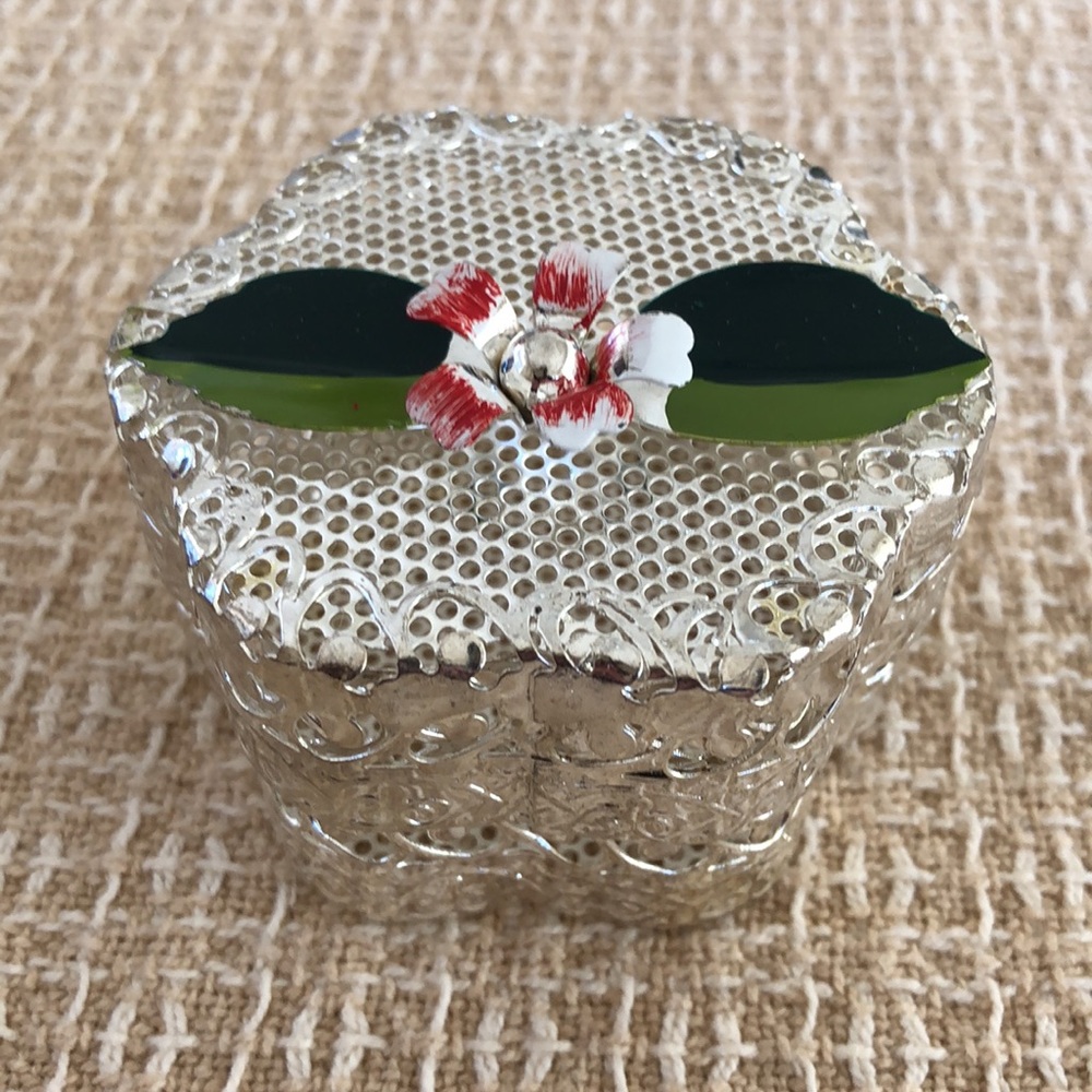 Metal Silver Trinket Pill Jewelry Box  Vintage Floral Lift off lid